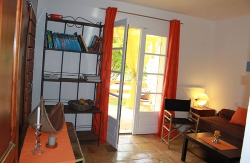 Piolenc Cottage | Gîte la "Suite Coloniale" 2 rooms - 45 m², Terrace and private garden.