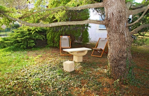 Ledenon Cottage | Gîte "Le Grand Cèdre": Green surroundings near Nîmes Pont-du-Gard Avignon