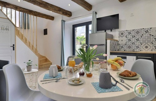 Saint-Malon-sur-Mel House | Gîte Le Miroir aux Fées