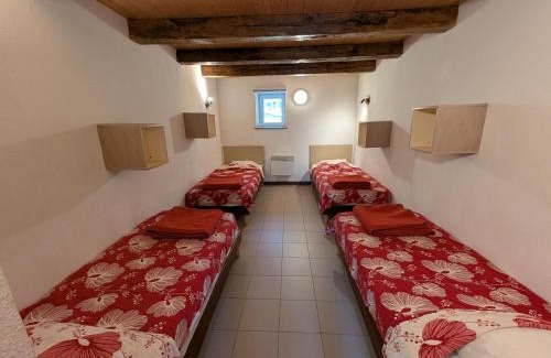 Clairegoutte House | Gîte Le Séquoia: Confort pour 17 personnes, idéal pour randonner dans les Vosges Saônoises - FR-1-583-426