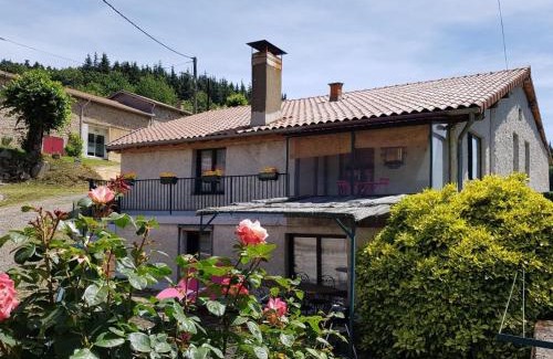 Laprugne House | Gîte le Tilleul: 2 pers, nature et animaux acceptés - FR-1-489-470