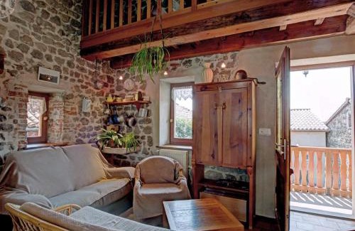 Essertines-en-Chatelneuf House | Gîte lumineux 6 pers à Essertines-en-Châtelneuf, charme et confort - FR-1-496-16