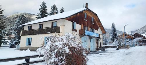 Ceillac Apartment | Gîte montagne 1 à 25 places "Chalet Coste Belle"