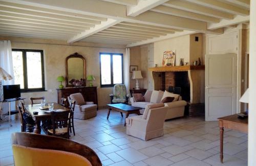 Saint-Haon-le-Vieux House | Gîte paisible avec cheminée et wifi à Saint-Haon-le-Vieux - FR-1-496-31