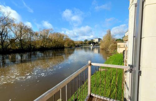 Sable-sur-Sarthe House | Gîte rénové au bord de la Sarthe, calme et parking privé - FR-1-410-460