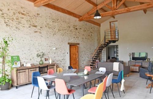 Cheffois House | Gîte rénové avec piscine intérieure, accessible PMR, en plein cœur du Bocage Vendéen. - FR-1-426-536