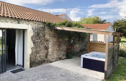 Soullans House | Gîte rénové avec spa, piscine chauffée, WiFi et accès handicapés au cœur du Marais Breton - FR-1-426-321