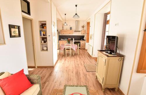 Sable-sur-Sarthe House | Gîte restauré 6 pers. au bord de la rivière, proche centre, parking et wifi - FR-1-410-380