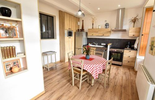 Sable-sur-Sarthe House | Gîte restauré 6 pers. au bord de la rivière, proche centre, parking et wifi - FR-1-410-380