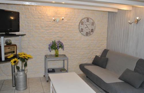 La Tour-Saint-Gelin House | Gîte rural 1 chambre, cour close, équipements bébé, Wi-Fi, proche mini-golf, non fumeur, tout inclus - FR-1-381-24