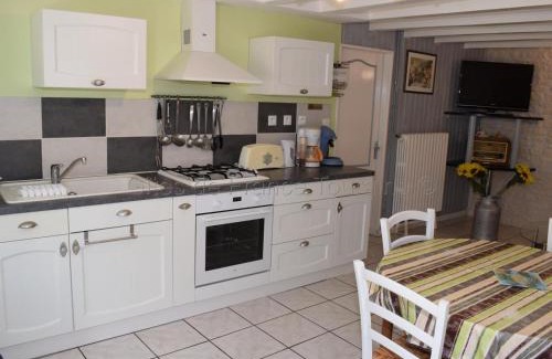 La Tour-Saint-Gelin House | Gîte rural 1 chambre, cour close, équipements bébé, Wi-Fi, proche mini-golf, non fumeur, tout inclus - FR-1-381-24