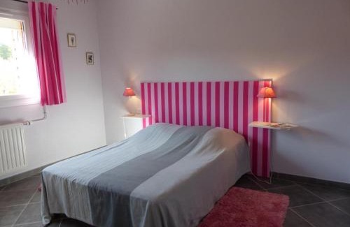 Isle-et-Bardais House | Gîte rural avec piscine partagée, vue forêt, proche étang Tronçais - FR-1-489-139