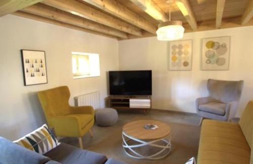 Les Salles House | Gîte spacieux avec terrasse boisée, nature et randonnées - FR-1-496-285