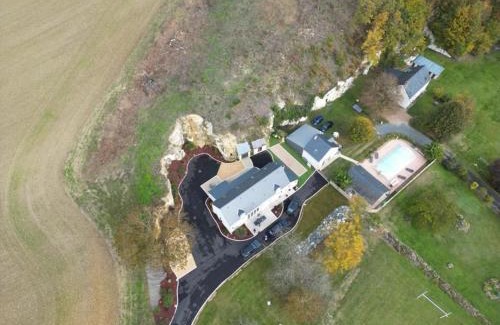 Faverolles House | Gîtes de charme avec jacuzzi, piscine chauffée, et activités familiales près du Zoo de Beauval et des Châteaux - FR-1-591-566