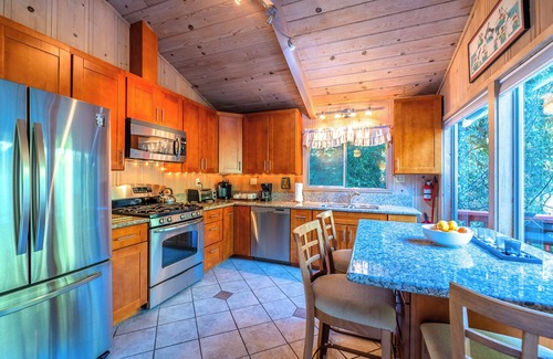 Sebastopol House | G's RiverView~Laid Back,Cozy Cabin!River Views! Near Golf! WiFi/Open Concept