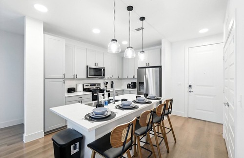 Downtown Fort Worth Condo | G12 Luxury Living DT Fort Worth 2B2B Resort Style Amenities, Golf Sim