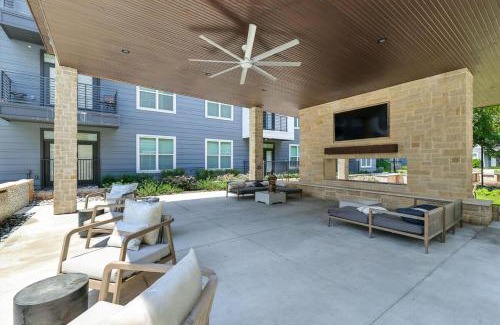 Fort Worth Apartment | G36, 2BR Luxury Stay by Top Golf, Resort Pool & Gym, Near Stockyards