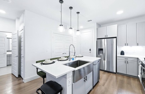 Fort Worth Condo | G36 Luxury Living DT Fort Worth 2B2B Resort Style Amenities, Golf Sim