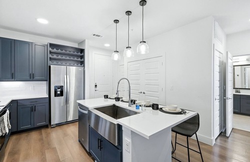 Fort Worth Condo | G43 Luxury Living DT Fort Worth 2B2B, Resort Style Amenities, Golf Sim