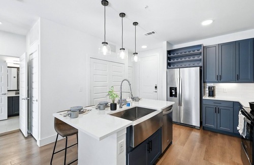 Fort Worth Condo | G44 Luxury Living DT Fort Worth 2B2B, Resort Style Amenities, Golf Sim