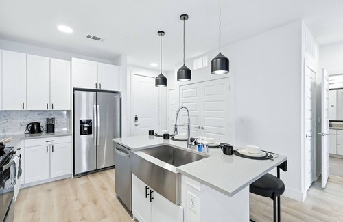 Fort Worth Condo | G94 Luxury Living DT Fort Worth 2B2B, Resort Style Amenities, Golf Sim