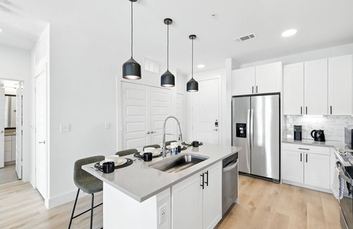 Fort Worth Condo | G95 Luxury Living DT Fort Worth 2B2B Resort Style Amenities, Golf Sim