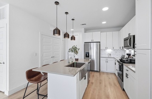 Fort Worth Condo | G99 Luxury Living DT Forth Worth 2BD2B Condo, Resort Style Amenities, Golf Sim