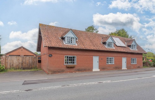 Market Rasen Cottage | GABLES COTTAGE, pet friendly, with open fire in Market Rasen