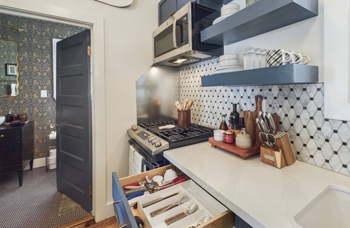Downtown Cottage | Gabriel Cottage - New, Luxury, Design, Solitude.