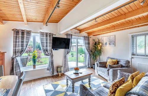 Welsh Frankton Resort | Gadlas Park Holiday Cabins