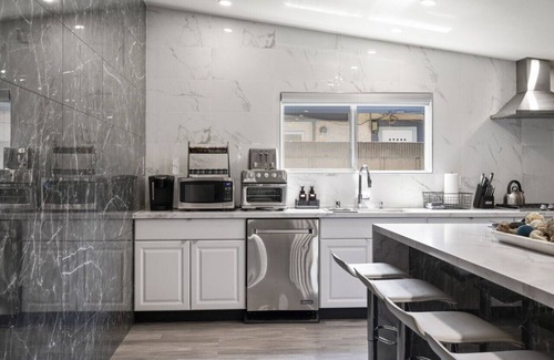 Southwest Anaheim House | Galactic Getaway:Close to Disney with Pool & Games