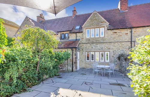 Calver Cottage | GALEN CROFT, family friendly, with open fire in Curbar