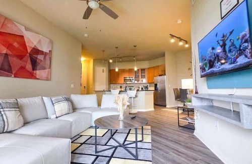 Uptown Condo | Galleria Luxury Stay Pool Gym Stunning Views. 3-Mins From Galleria Mall!