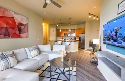 Uptown Condo | Galleria Luxury Stay Pool Gym Stunning Views. 3-Mins From Galleria Mall!