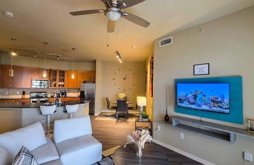 Uptown Condo | Galleria Luxury Stay Pool Gym Stunning Views. 3-Mins From Galleria Mall!