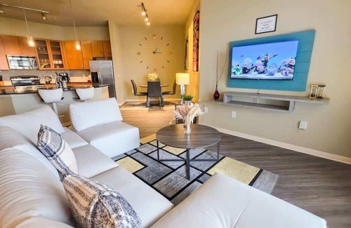 Uptown Condo | Galleria Luxury Stay Pool Gym Stunning Views. 3-Mins From Galleria Mall!