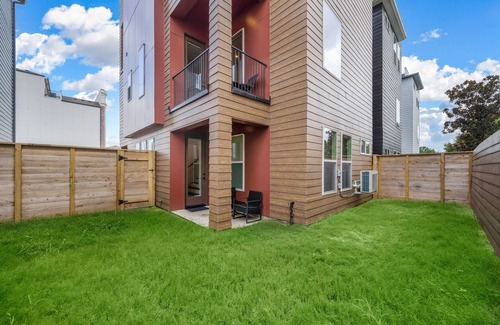 Houston House | Galleria - Rustic Mid-Century Modern 3BR House