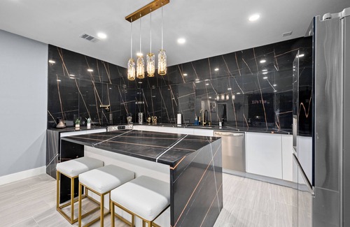 Houston House | Galleria Spacious 5-bedroom House with Pool & Free Parking