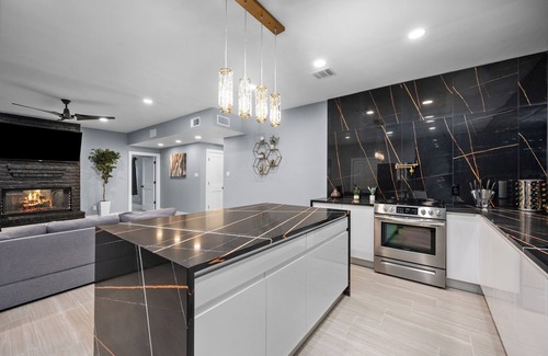 Houston House | Galleria Spacious 5-bedroom House with Pool & Free Parking