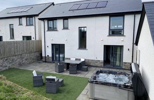 Little Haven Cottage | GALWAD Y MOR, family friendly, with hot tub in Broad Haven