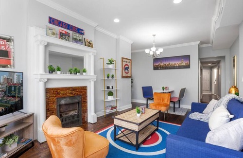 Wrigleyville Apartment | Game Day Getaway - 3BR in Vibrant Wrigleyville