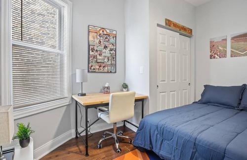 Wrigleyville Apartment | Game Day Getaway - 3BR in Vibrant Wrigleyville