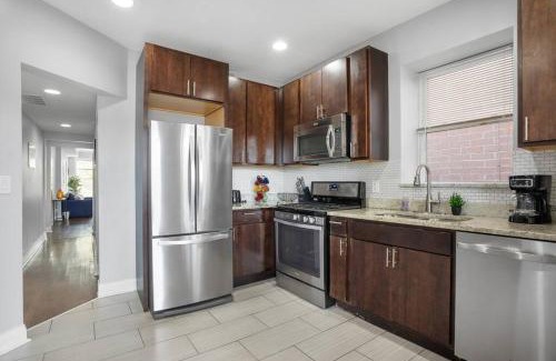 Wrigleyville Apartment | Game Day Getaway - 3BR in Vibrant Wrigleyville