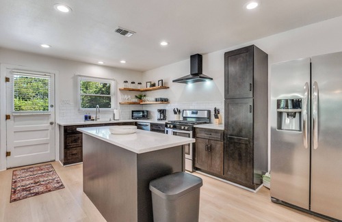 South Arlington House | Game Day Oasis Hot Tub I Pool table I Mini Golf