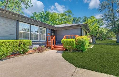 South Arlington House | Game Day Oasis Hot Tub I Pool table I Mini Golf