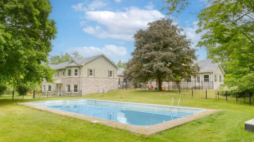 Palenville House | Game Farm Villa by AvantStay 10BDR Private Pond Spa Pool Family-Friendly