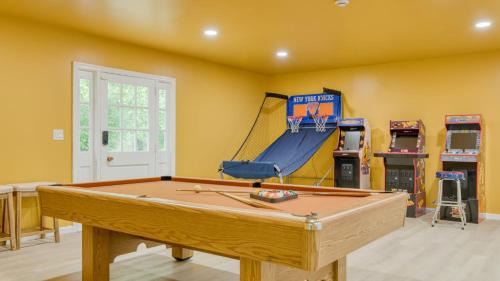 Palenville House | Game Farm Villa by AvantStay 10BDR Private Pond Spa Pool Family-Friendly