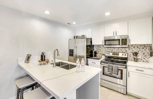 Southeast Boise House | Game Night Condo! With over 100 games! 4 person Darts - Connect 4 - Poker Table and Chips - Corn Hole - Slot Machine - Beer Pong - Board Games - Pool and More. Very close to BSU - Downtown and Airport