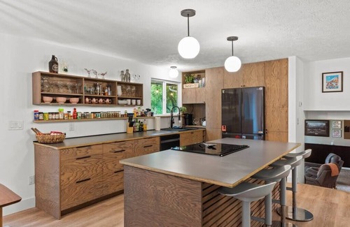Spokane House | Game On | 2 Lounges, Ping Pong, Firepit + Hot Tub