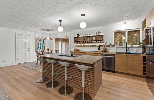 Spokane House | Game On | 2 Lounges, Ping Pong, Firepit + Hot Tub
